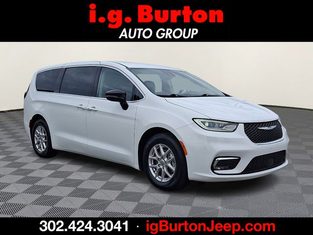2024 Chrysler Pacifica Touring L's photo