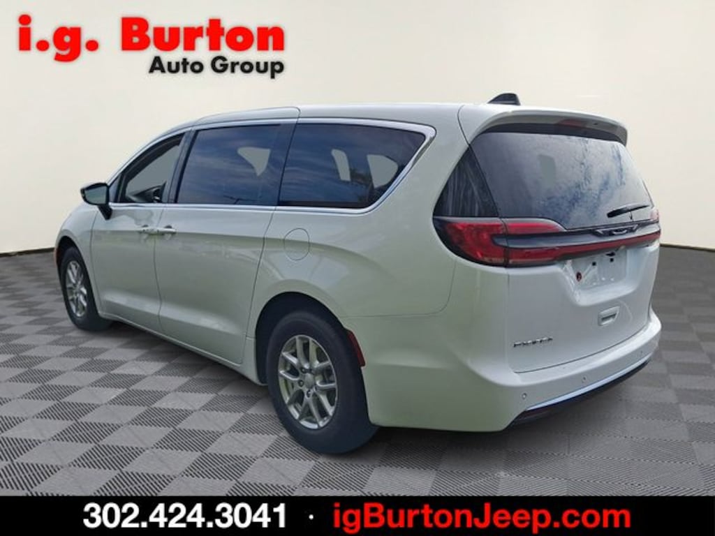 New 2027 Chrysler Pacifica SELECT Passenger Van