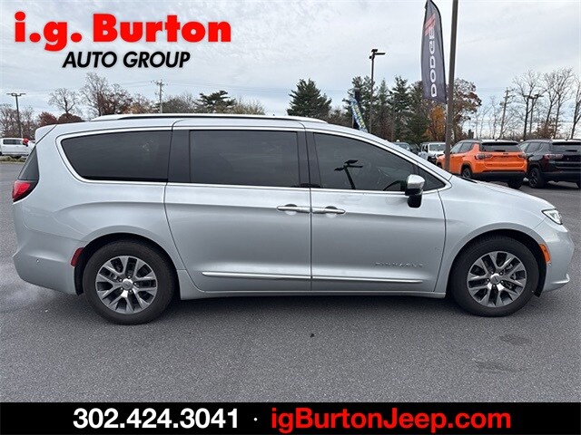 2023 Chrysler Pacifica Hybrid Pinnacle photo 2