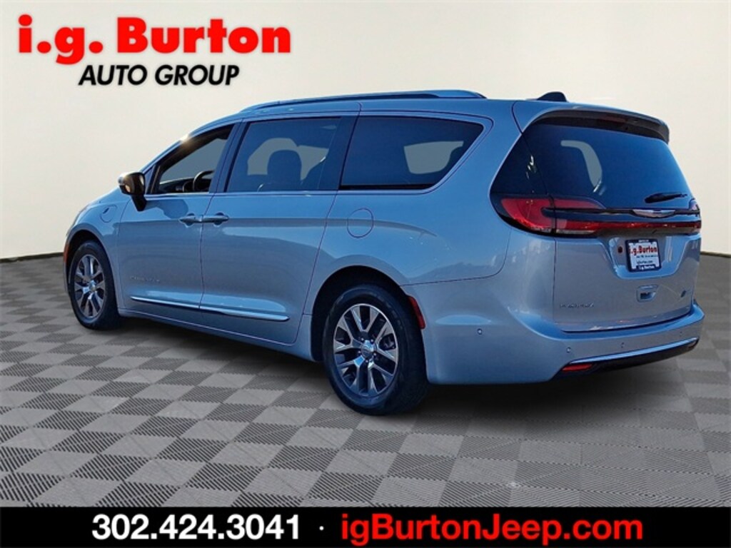 Used 2023 Chrysler Pacifica Hybrid Pinnacle Minivan/Van
