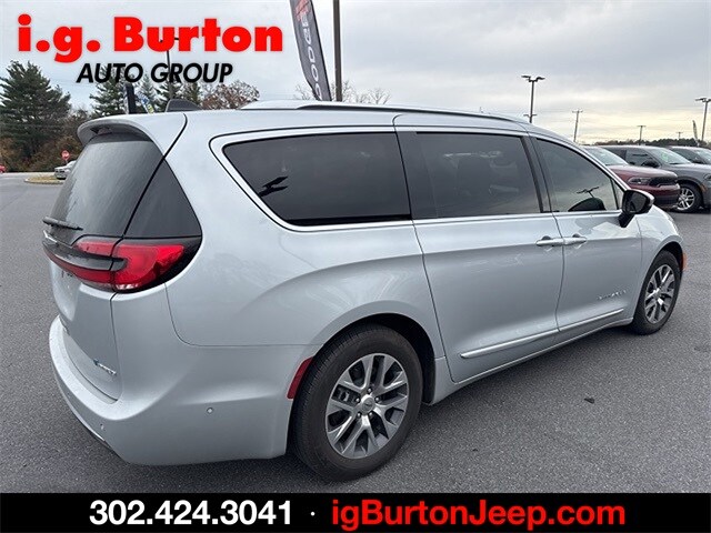 2023 Chrysler Pacifica Hybrid Pinnacle photo 3