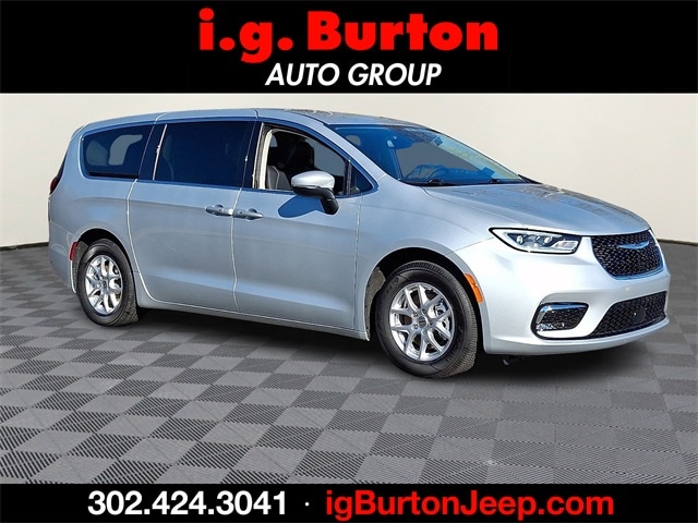 2023 Chrysler Pacifica Touring L's photo