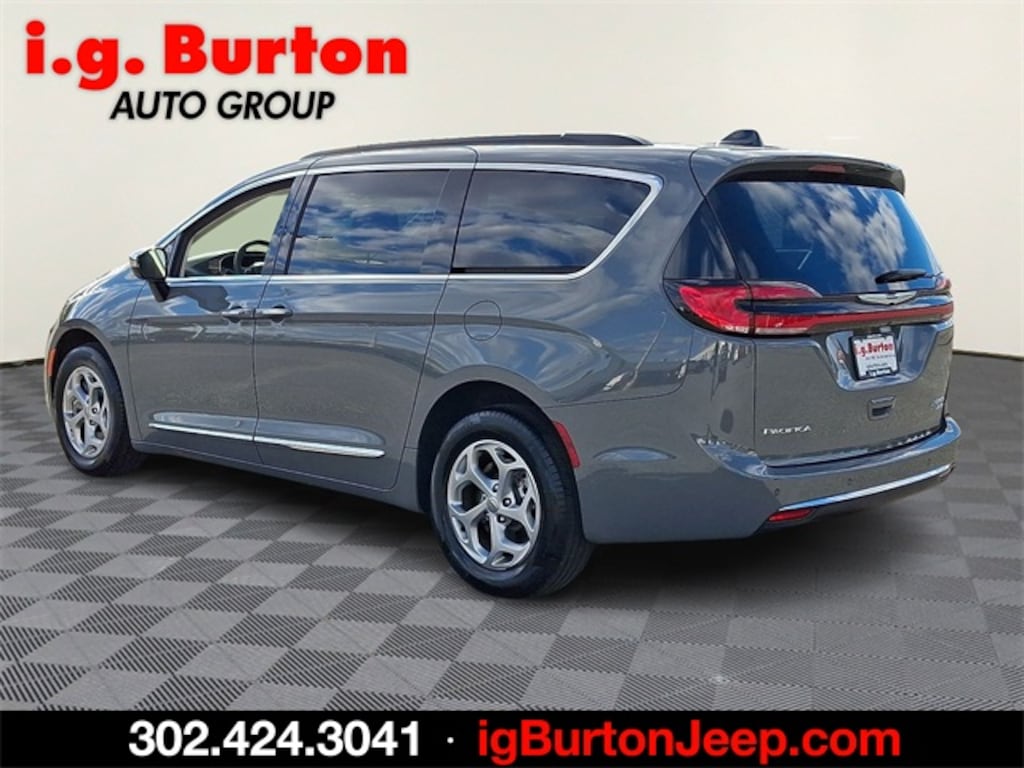 Used 2023 Chrysler Pacifica Limited Minivan/Van