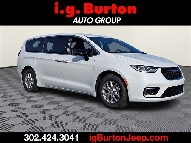 2026 Chrysler Pacifica Select's photo