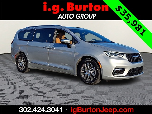 2023 Chrysler Pacifica Hybrid Pinnacle's photo