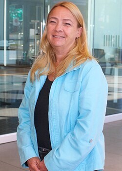 Staff member Linda Hammond from ID_be9abf4b765c