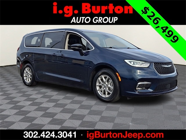 2024 Chrysler Pacifica Touring L's photo