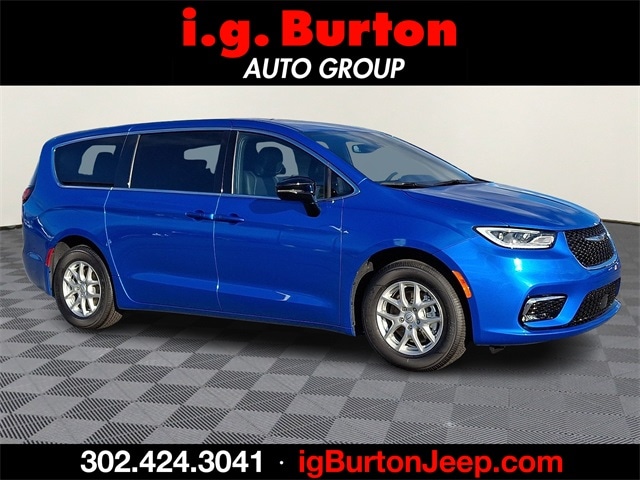 2026 Chrysler Pacifica Select's photo