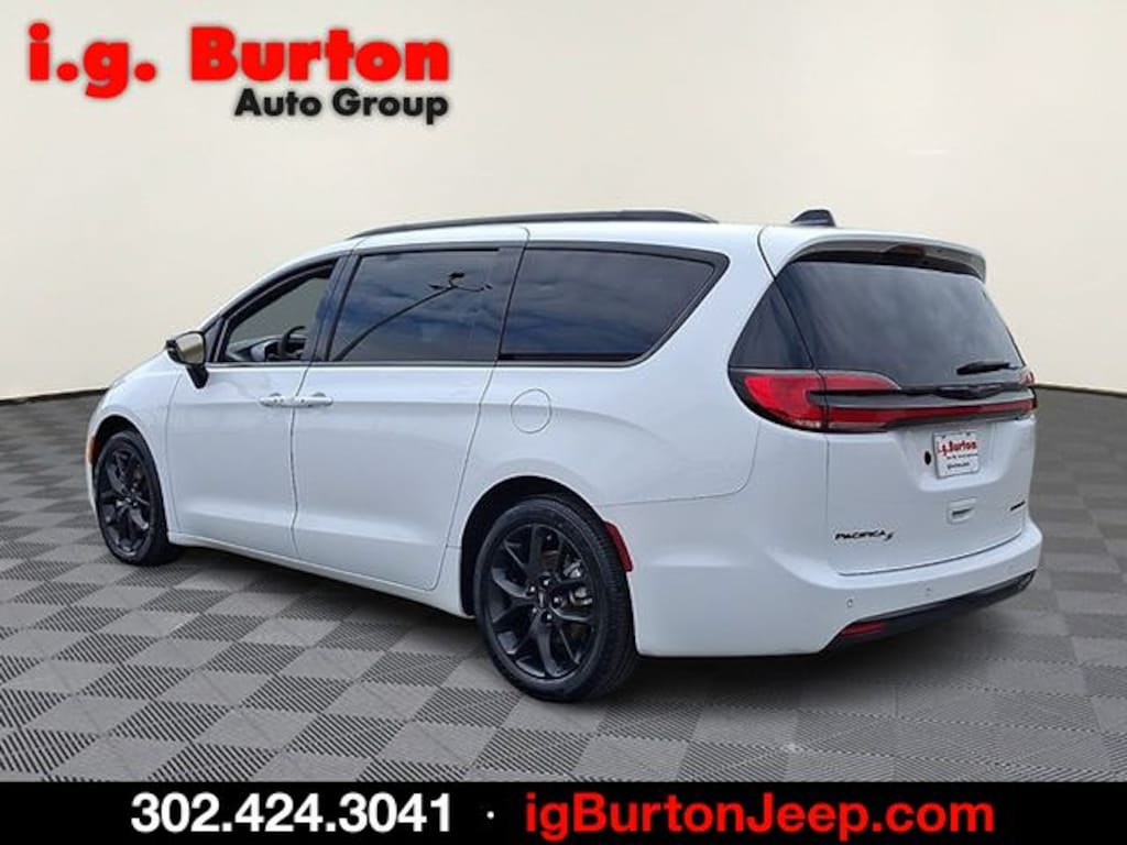 Used 2025 Chrysler Pacifica Limited Minivan/Van