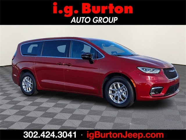 2026 Chrysler Pacifica Select's photo