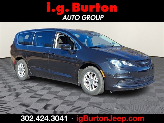 2023 Chrysler Voyager Voyager LX Minivan/Van's photo