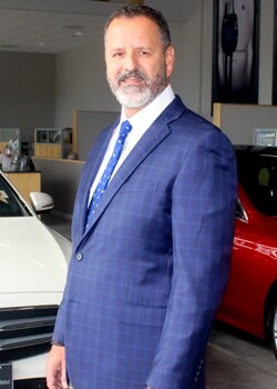Staff member Rick Astarita from ID_bda063c1bb94