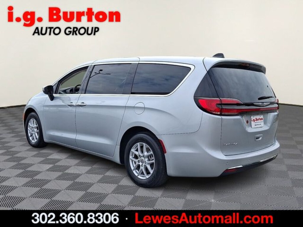 Used 2023 Chrysler Pacifica Touring L Van Passenger Van