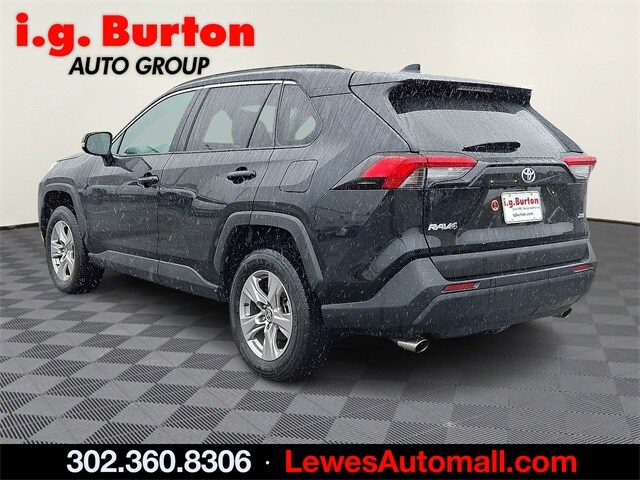 2024 Toyota RAV4 XLE photo 3
