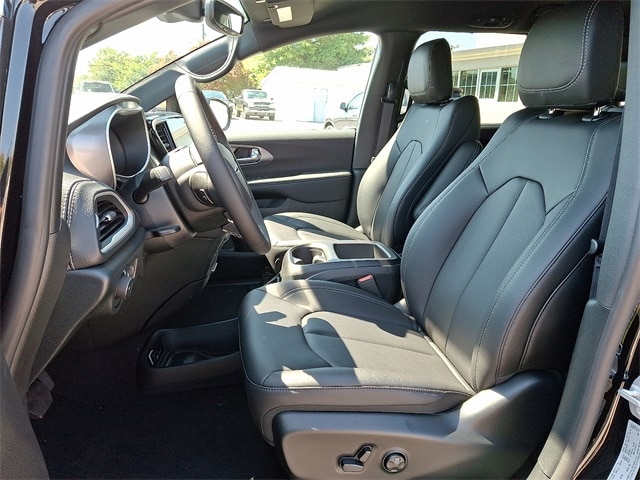 2026 Chrysler Pacifica Select - Photo 10
