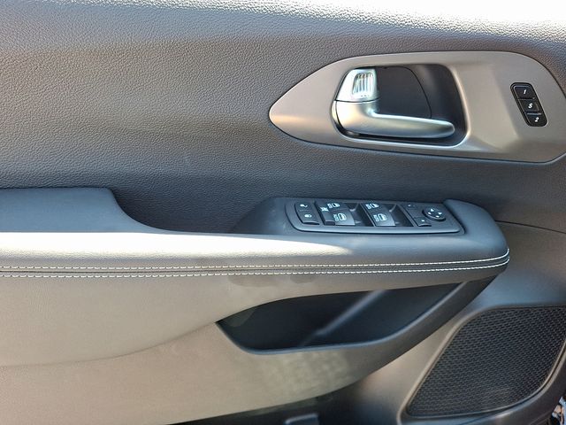 2026 Chrysler Pacifica Select - Photo 10