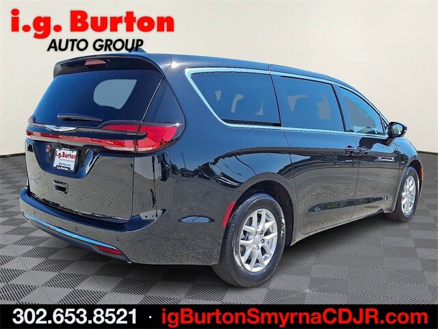2026 Chrysler Pacifica photo 4