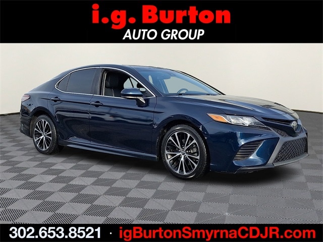 2019 Toyota Camry SE's photo