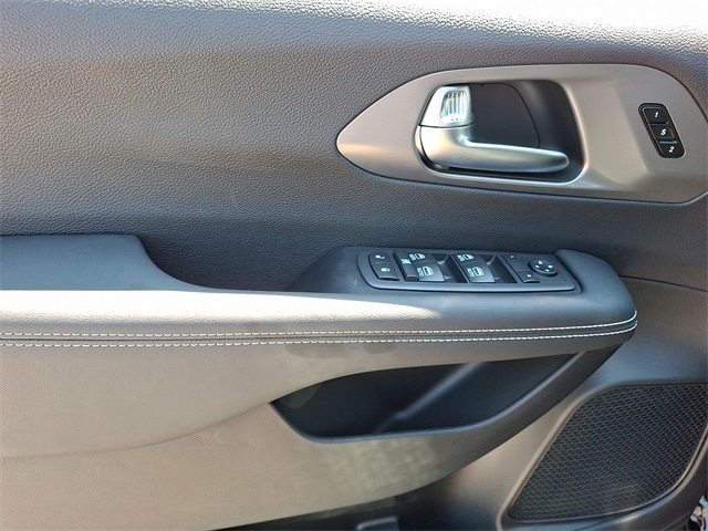 2026 Chrysler Pacifica Select - Photo 9