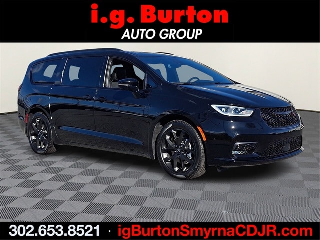 2026 Chrysler Pacifica Limited's photo