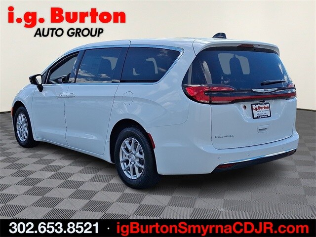 2026 Chrysler Pacifica photo 2