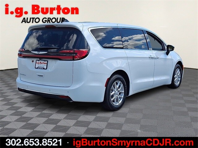 2026 Chrysler Pacifica photo 3