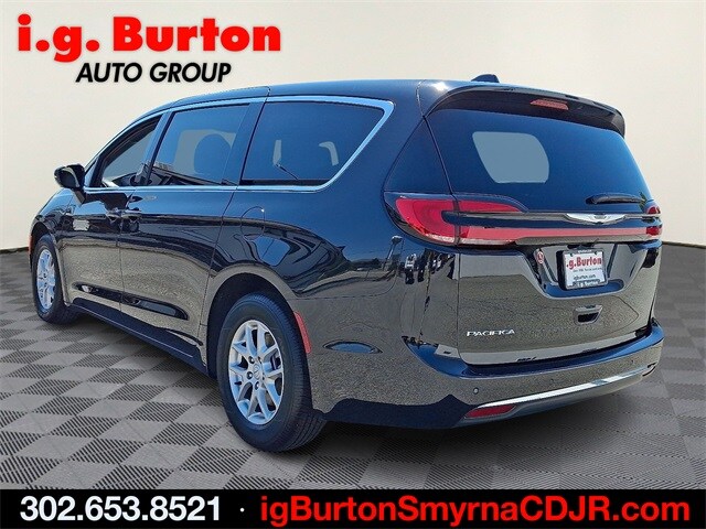 2026 Chrysler Pacifica photo 3