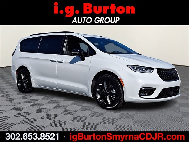 2026 Chrysler Pacifica Limited's photo