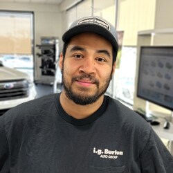Staff member Le Tran from b864b7b02232