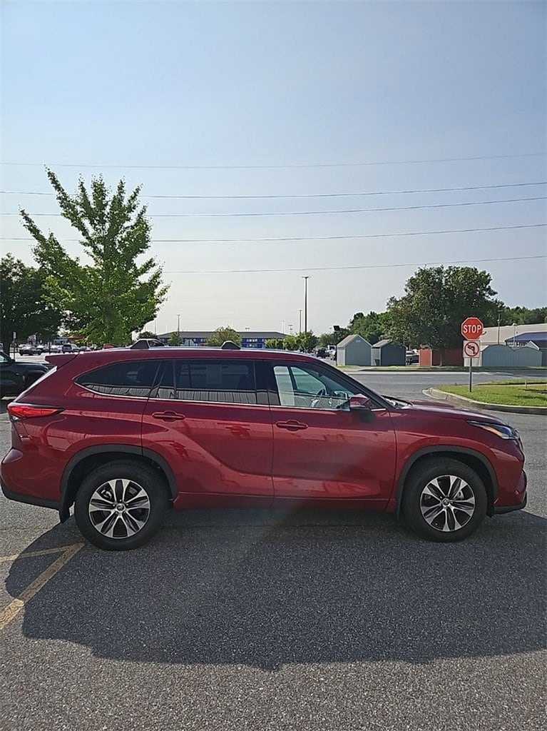 Used 2021 Toyota Highlander XLE with VIN 5TDGZRBH9MS556726 for sale in Dover, DE