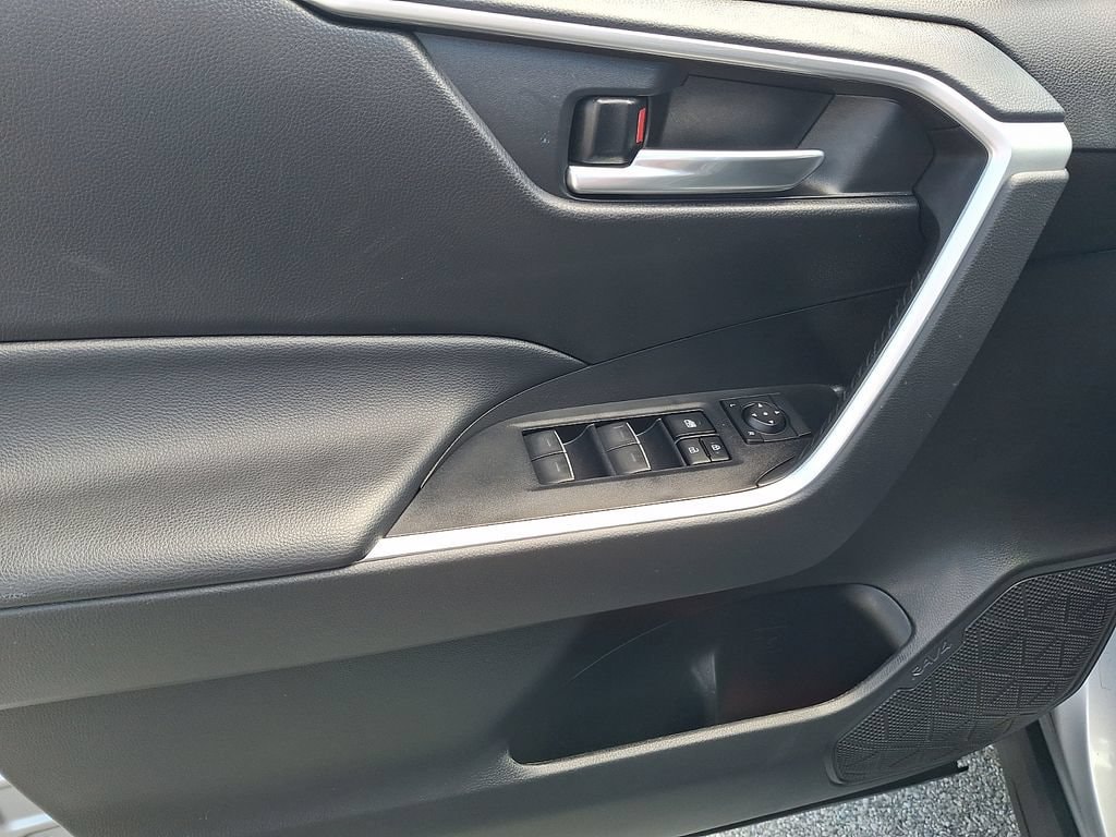 2022 Toyota RAV4 SE - Photo 12