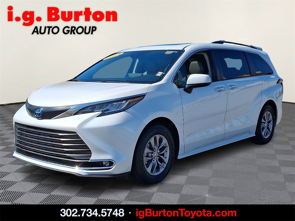 2023 Toyota Sienna XLE photo 3