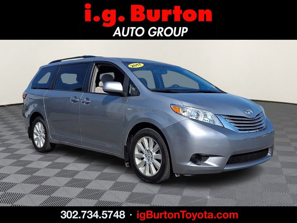 2017 Toyota Sienna LE V6 AWD 7-Passenger's photo