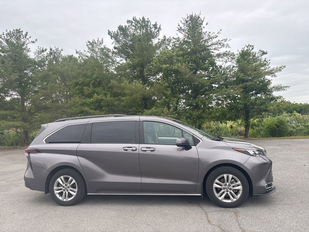 2024 Toyota Sienna XLE 7-Passenger Hybrid AWD's photo