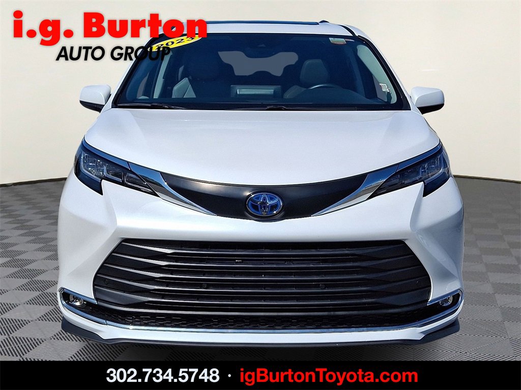 2023 Toyota Sienna XLE photo 2
