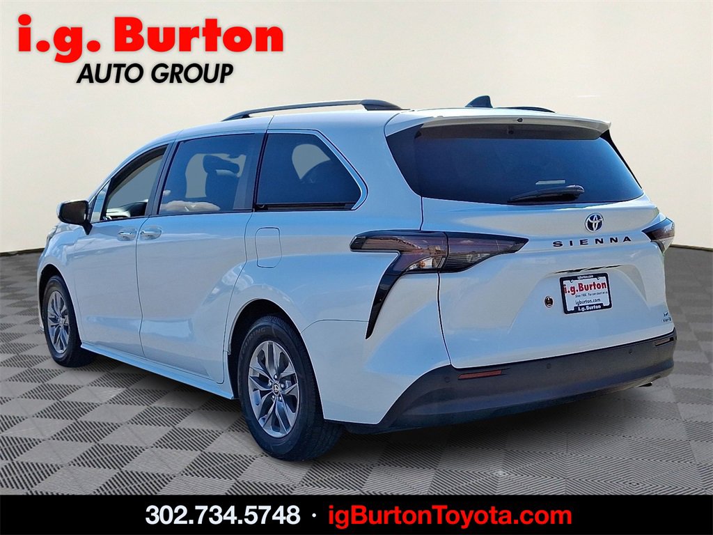 2023 Toyota Sienna XLE photo 4
