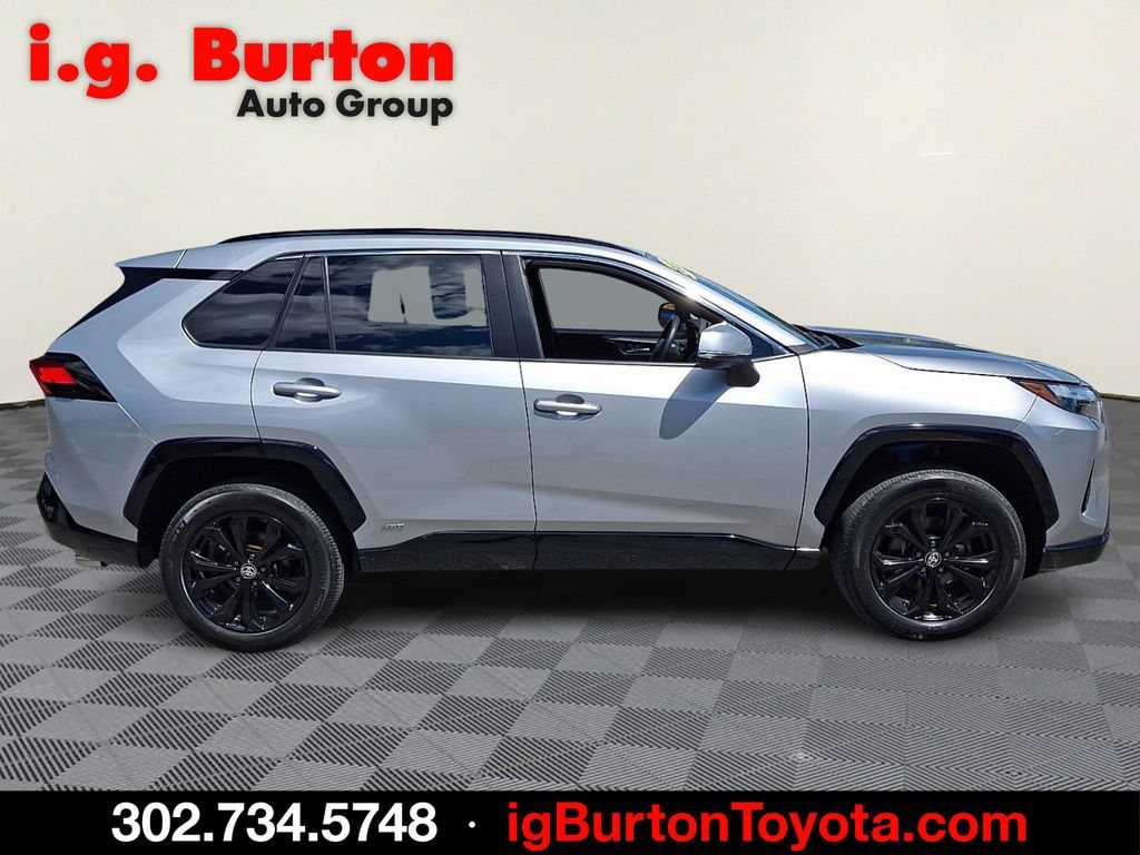 2022 Toyota RAV4 SE - Photo 7
