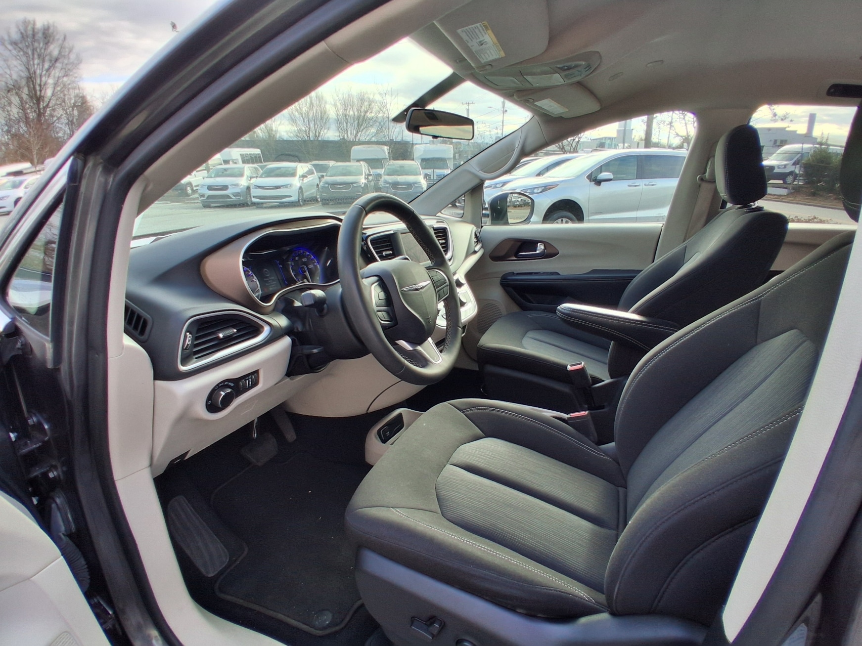 2022 Chrysler Voyager LX - Photo 6