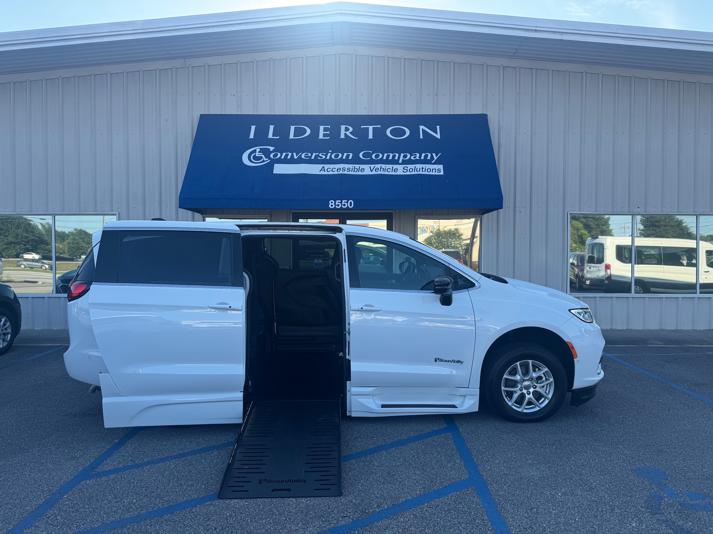 2025 Chrysler Pacifica Select's photo