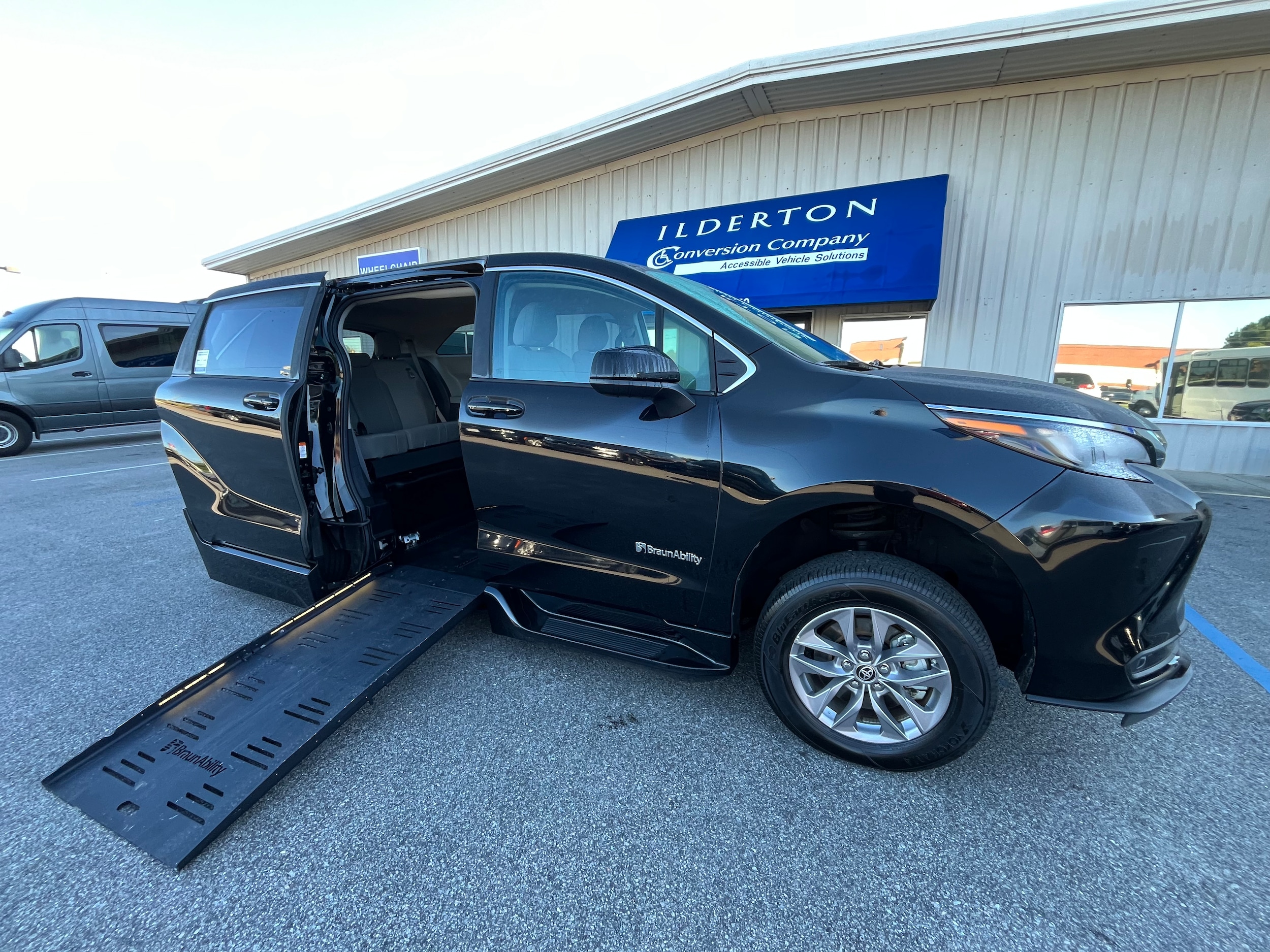 2024 Toyota Sienna LE's photo