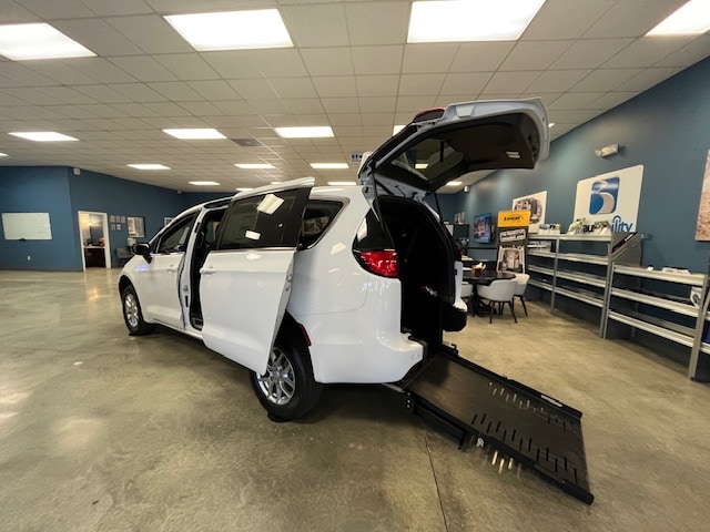 2025 Chrysler Voyager LX