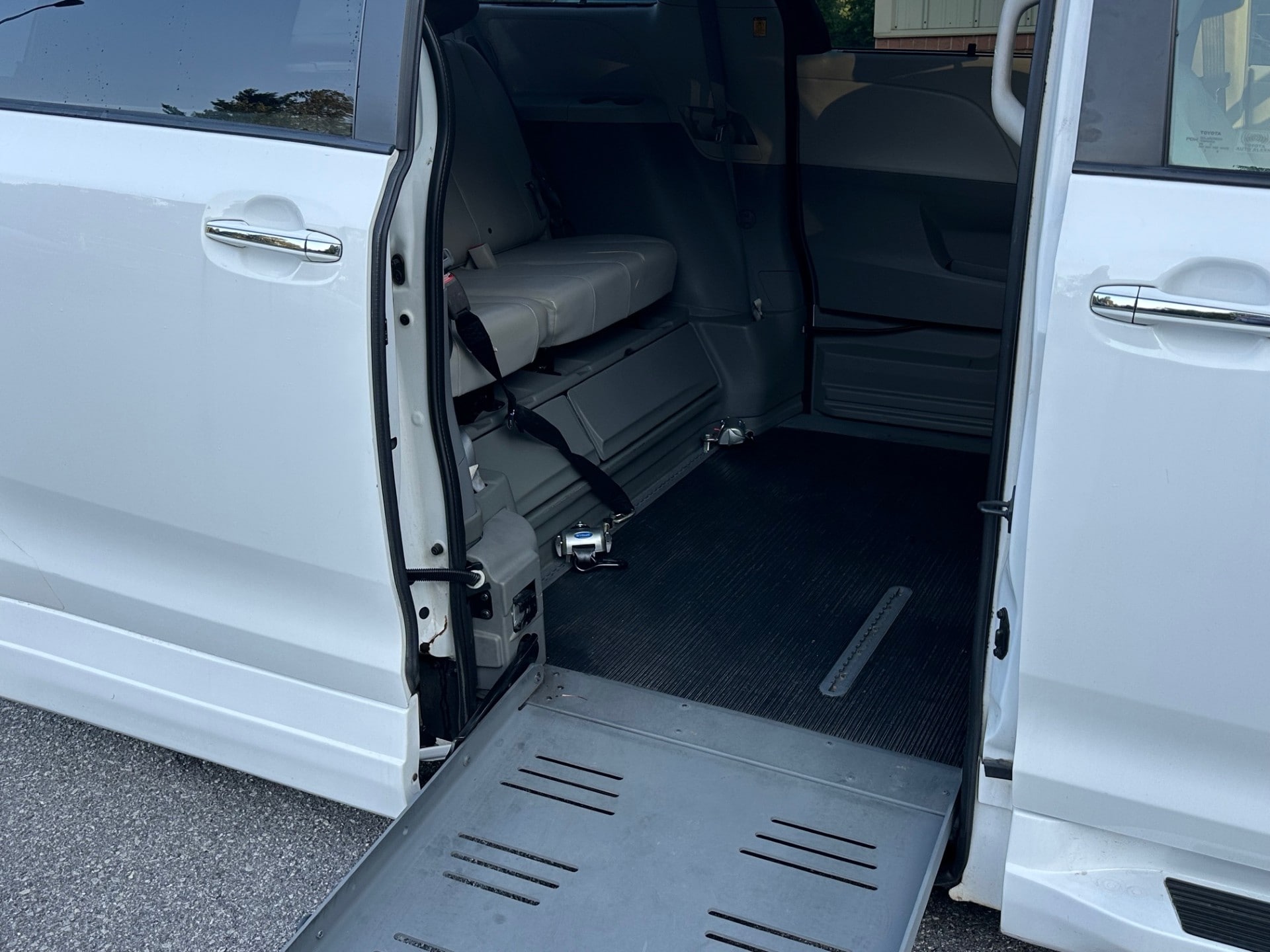2013 Toyota Sienna XLE - Photo 10