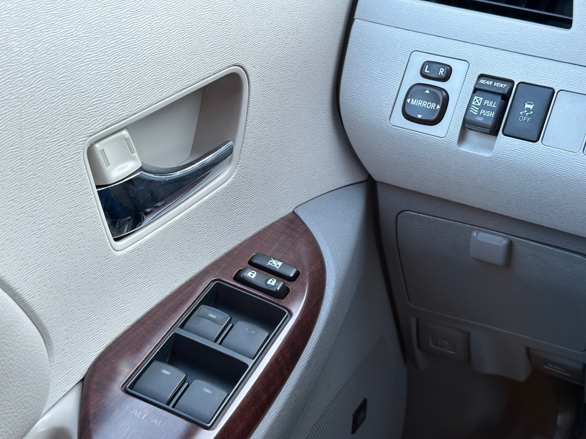 2013 Toyota Sienna XLE - Photo 18
