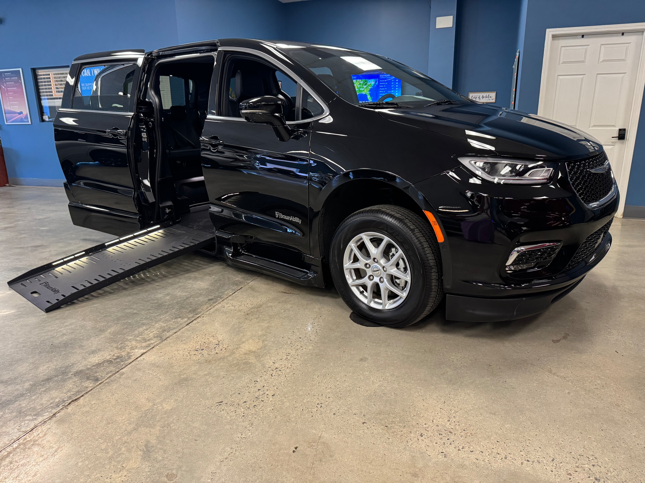 2025 Chrysler Pacifica Select