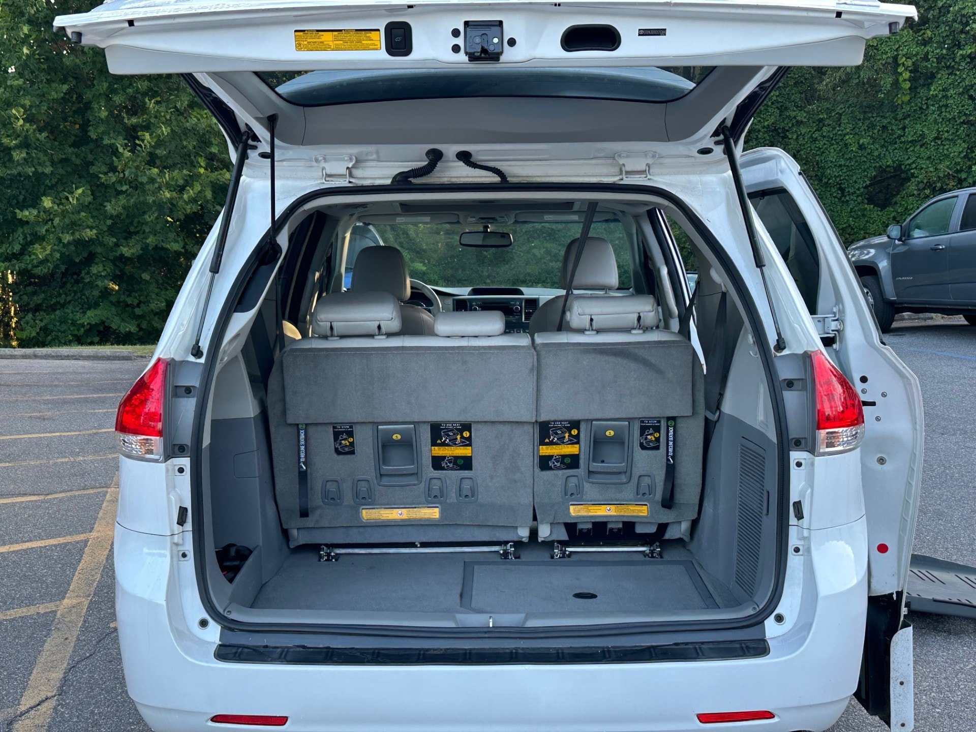 2013 Toyota Sienna XLE - Photo 8