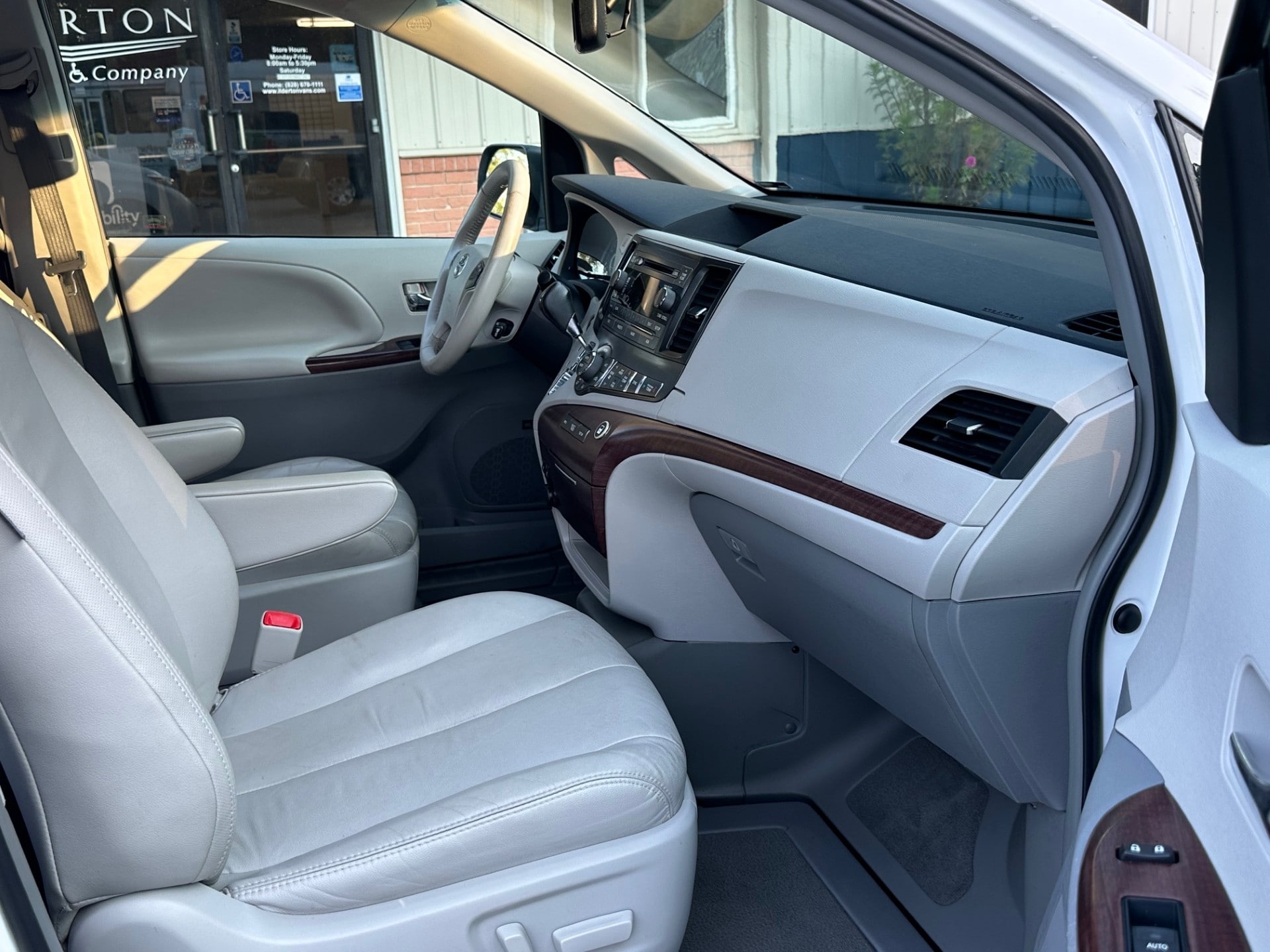 2013 Toyota Sienna XLE - Photo 13