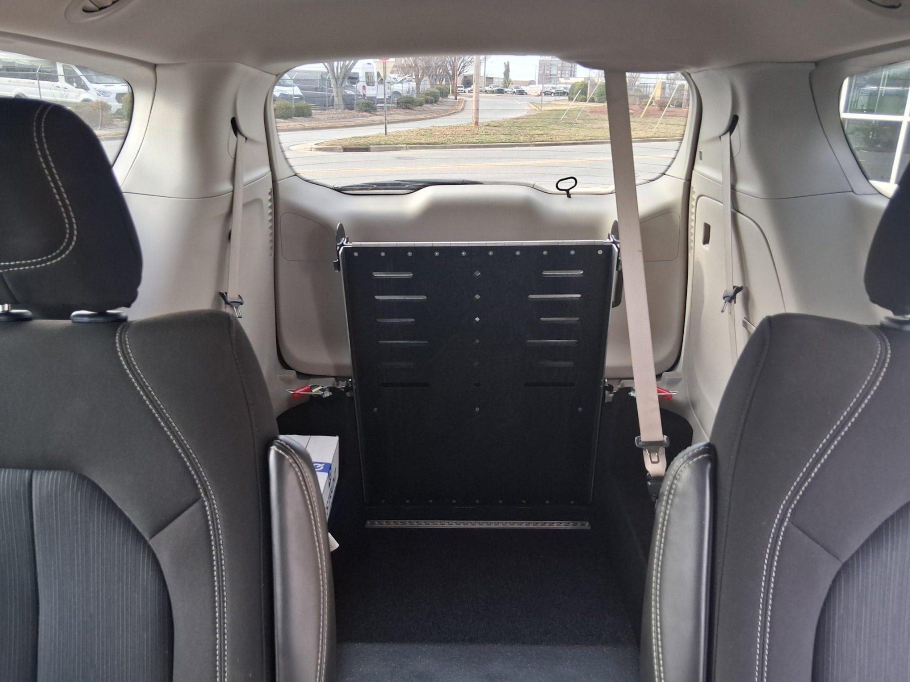 2022 Chrysler Voyager LX - Photo 8