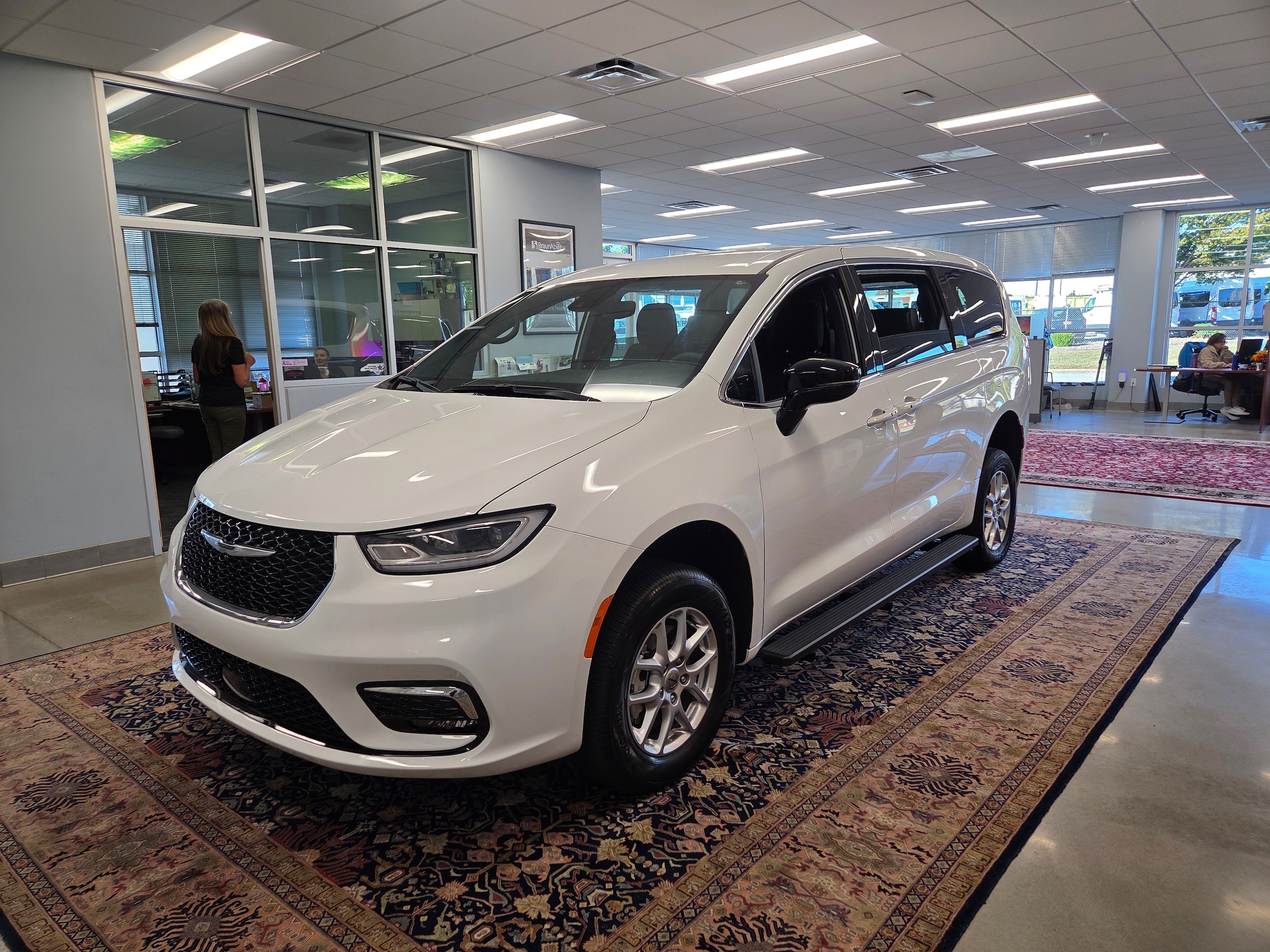 2024 Chrysler Pacifica Touring's photo