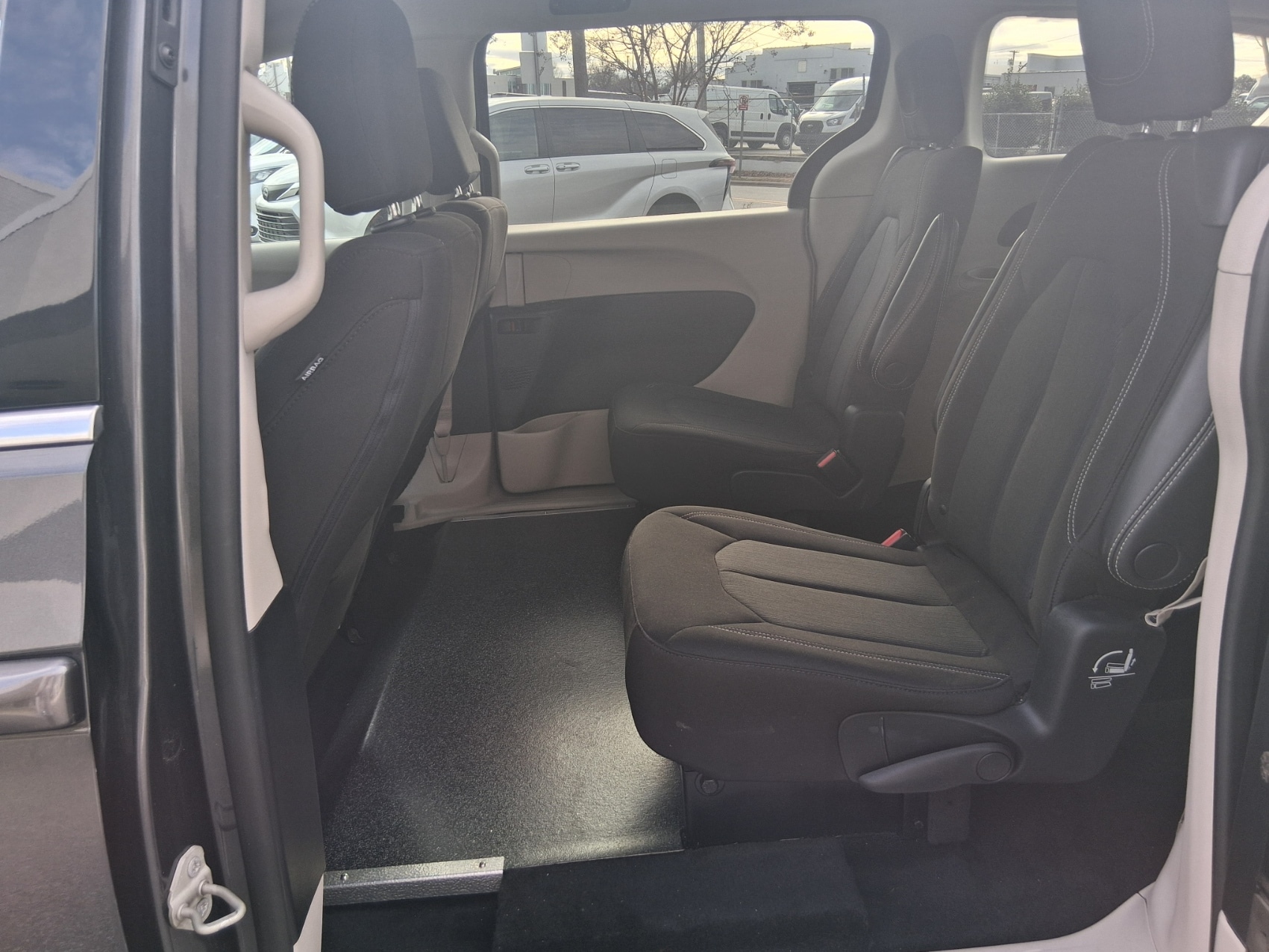 2022 Chrysler Voyager LX - Photo 7