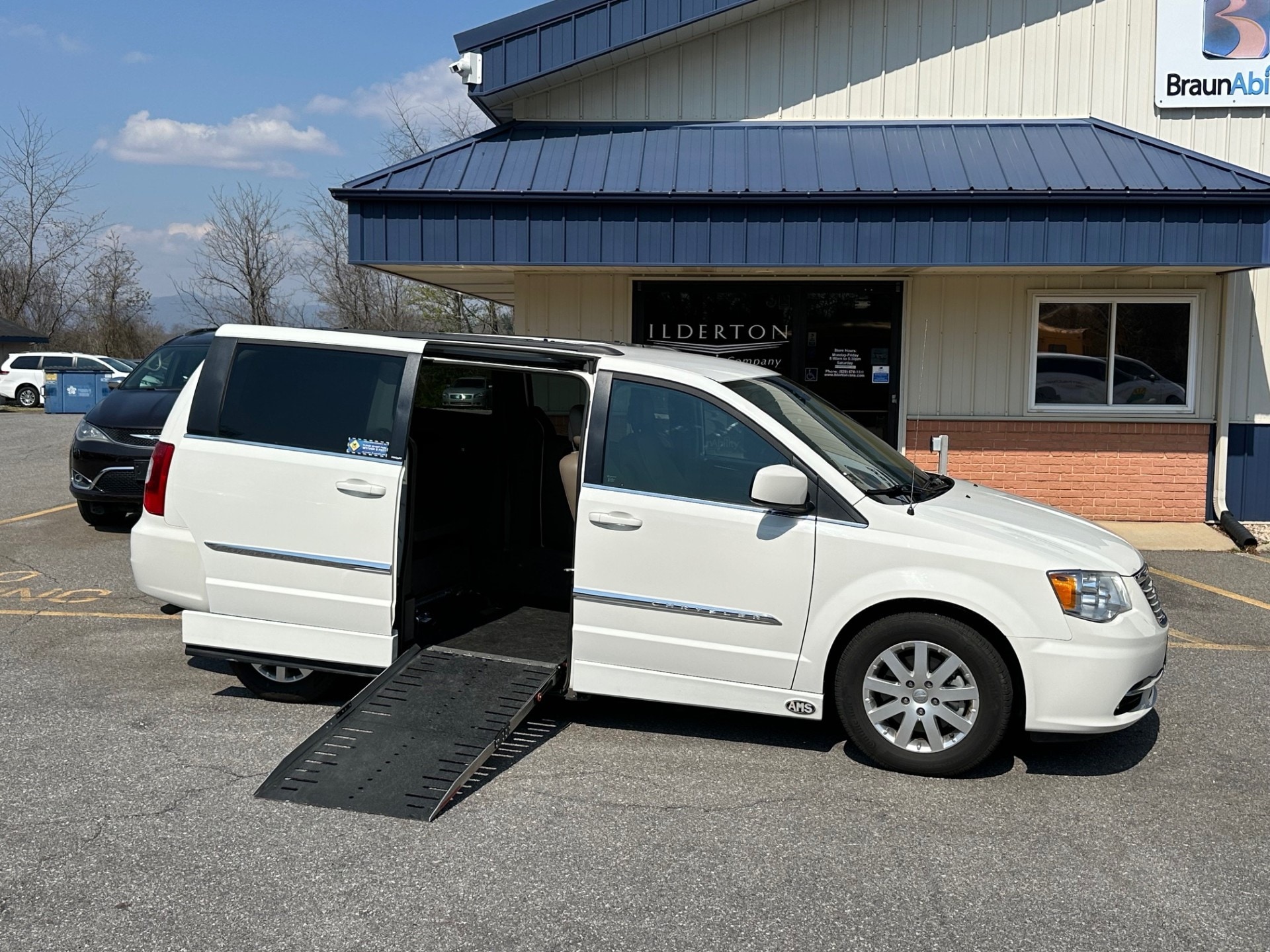 2013 Chrysler Town & Country Touring's photo